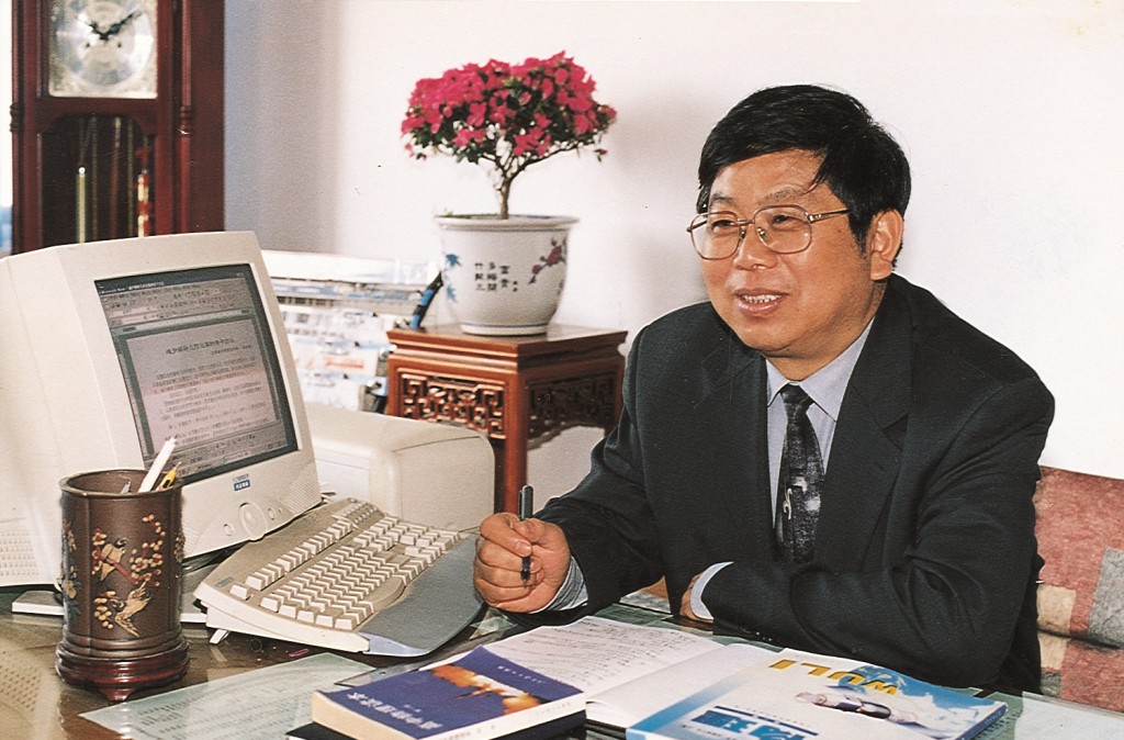 邹兴华校长（任职时间：1997.3-2007.6）.jpg